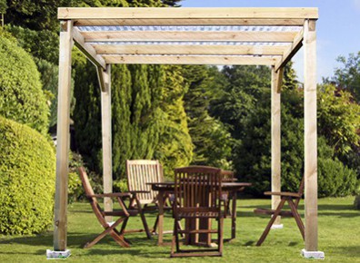 Une pergola en bois avec ossature d'abri terrasse pour habiller votre extérieur, à prix discount !